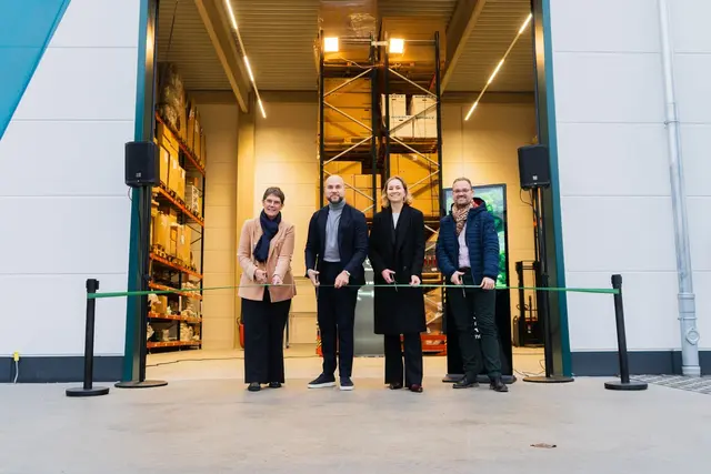 Feierlicher Moment in Speyer: Alexander und Franziska Reichmann eröffnen gemeinsam mit Staatssekretärin Petra Dick-Walther und Mario Daum von der Wirtschaftsförderung der Stadt Speyer das neue Logistikzentrum | Foto: Ahorn Camp