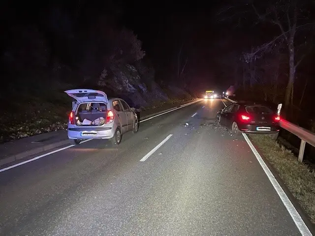 Das Fahrzeug der älteren Dame geriet aus bislang ungeklärter Ursache auf die Gegenfahrbahn. Dort kollidierte sie frontal mit einem entgegenkommenden Seat. | Foto: Polizeidirektion Pirmasens