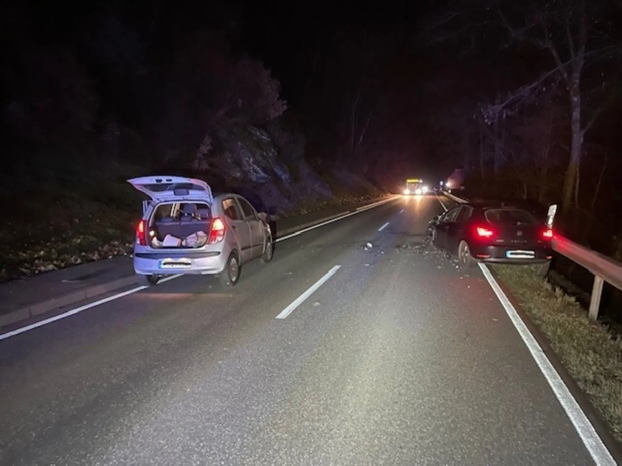 Seniorin-ger-t-auf-Gegenfahrbahn-Zwei-Verletzte-nach-schwerem-Frontalcrash