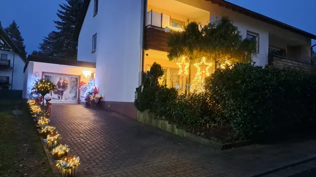 Von der Zufahrt bis zum Balkon: Priscilla Benson schmückt das Haus in Siegelbach, Geiersberg 33, alljährlich mit viel Liebe zum Detail | Foto: Monika Klein