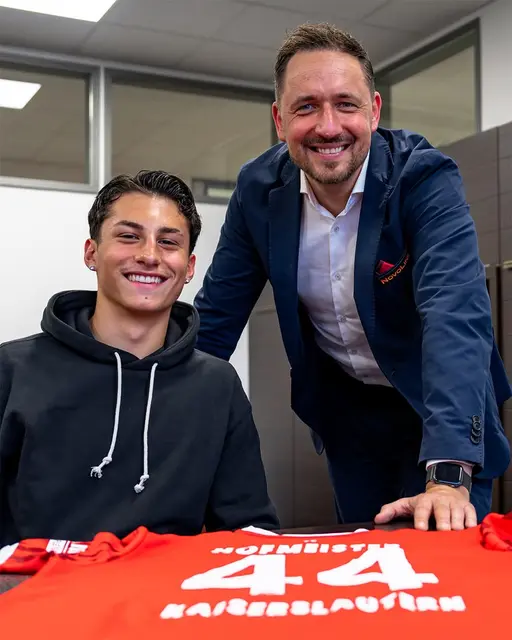 Marcel Klos und Dion Hofmeister bei der vorzeitigen Vertragsverlängerung | Foto: 1. FC Kaiserslautern