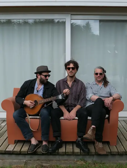 Daniel Kahn erhebt die Stimme einer Diaspora, die sich weigert, zu verstummen, zusammen mit Jake Shulman-Ment an der Violine und Christian Dawid an Klarinette, Saxophon und Percussion | Foto: Michael Fetscher/gratis