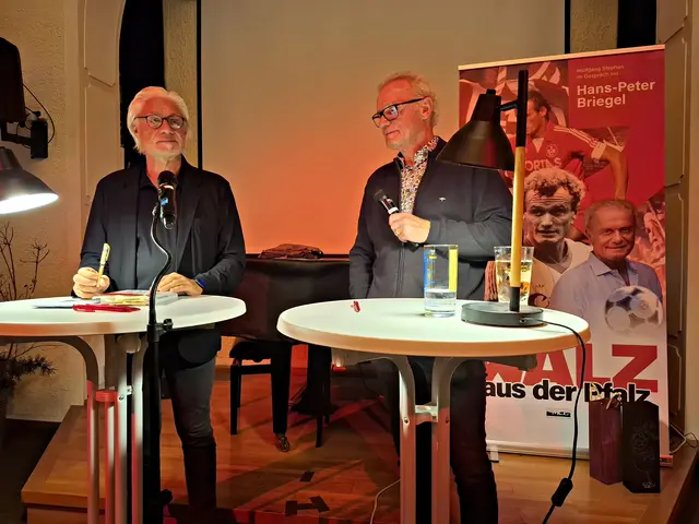 Autor Wolfgang Stephan und Fußballegende Hans-Peter Briegel | Foto: Brigitte Melder