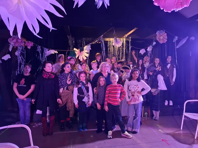 Im Rahmen des bundesweiten Projekts „Wege ins Theater“ haben 30 Kinder und Jugendliche mit erschwertem Zugang zur kulturellen Bildung in einem intensiven Workshop ihre eigenen kreativen Theaterkostüme entworfen | Foto: Stadt Kaiserslautern