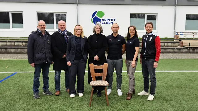 Thomas Wernz (stellv. Vorsitzender SV Horhheim), Wilfried Adelfinger (1. Vorsitzender SV Horchheim), Simone Born (Vereinsführung Vereinsberatung Anpfiff ins Leben), Heike Bauer (Leiterin Dietmar-Hopp-Stiftung), Sebastian Ebeling, Yasmin Schenk (beide Projektleitung Anpfiff Jugendräume) und Steffen Häffner (Koordinator Bildung beim VfB Eppingen. | Foto: Anpfiff ins Leben