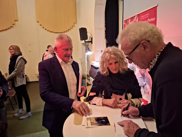 Ehepaar Pauly wartete bis zum Schluss auf die Signatur | Foto: Brigitte Melder