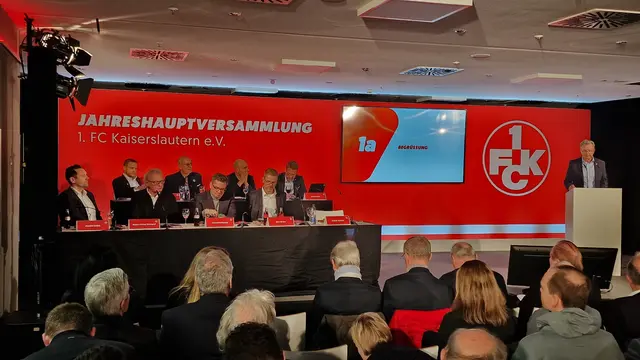 Die JHV des FCK hat um 18.03 Uhr begonnen | Foto: Ralf Vester