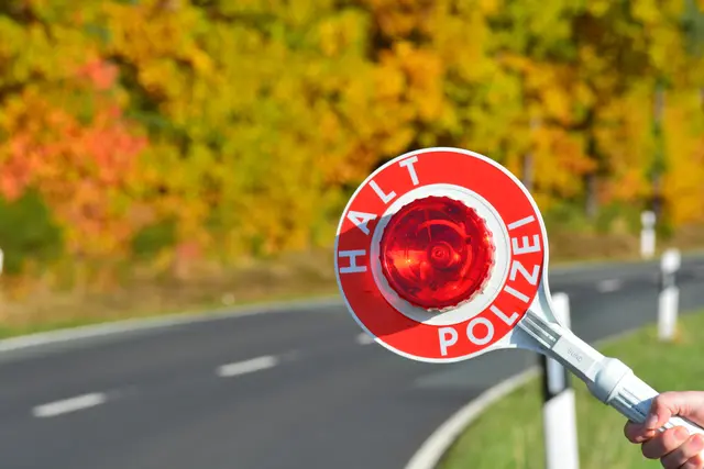 Die Beamten leiteten die junge Frau umgehend an der nächsten Abfahrt von der Autobahn und führten eine Kontrolle durch | Foto: AlexT./AdobeStock_125301635