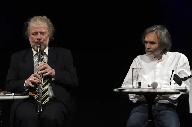 Ein musikalisch-literarischer Streifzug erkundet die vielfältigen Spuren jüdischer Schriftstellerinnen und Schriftsteller. Hans-Jürgen Herschel verleiht diesen Stimmen Ausdruck; an seiner Seite Lömsch Lehmann. | Foto: Klaus Venus/gratis