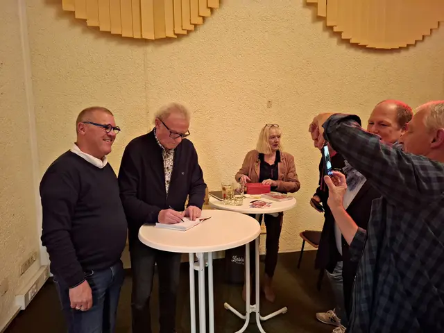 Rainer Diehl bekam ein Buch signiert | Foto: Brigitte Melder