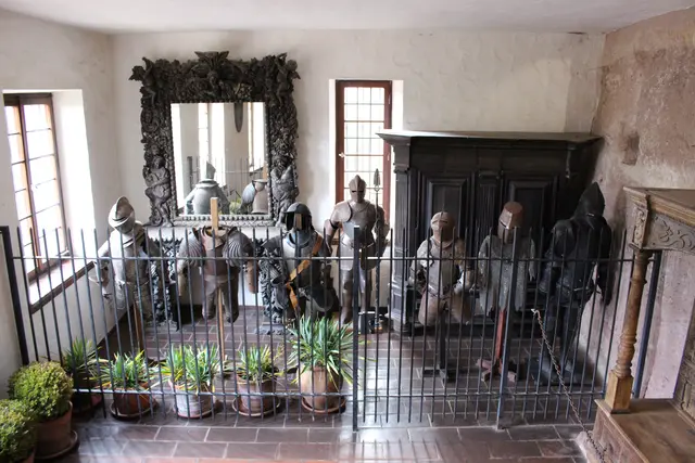 Ritterausrüstungen in der Burg Berwartstein | Foto: Stephanie Wasem