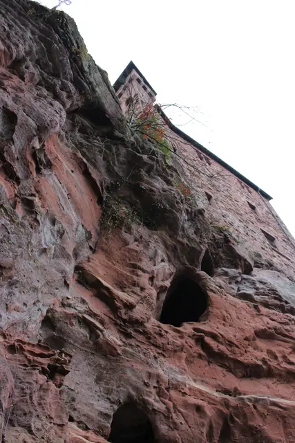 Sandsteinfelsen unterhalb der Burg Berwartstein mit erkennbaren natürlichen Auswaschungen und früheren baulichen Eingriffen im Fels | Foto: Stephanie Wasem