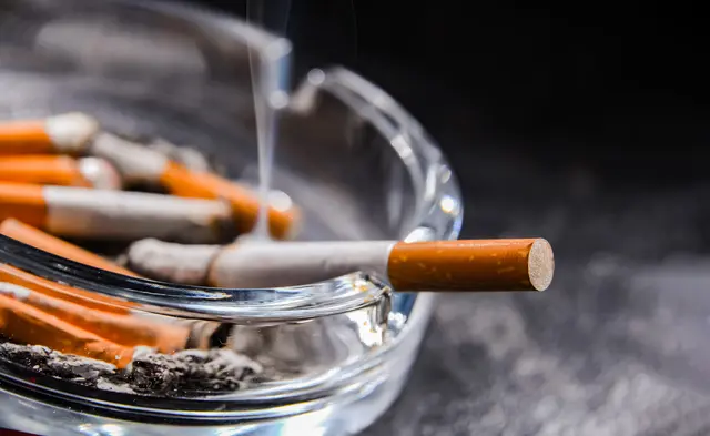 Im Verlauf der Auseinandersetzung soll der Unbekannte zu einem Aschenbecher gegriffen und dem 46-Jährigen an den Kopf geworfen haben | Foto: monticellllo/AdobeStock_485315844