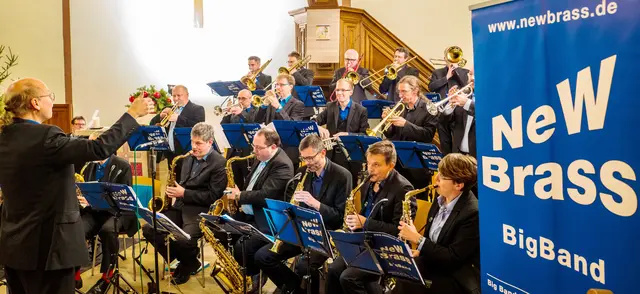 Die NeW Brass BigBand unter der musikalischen Leitung des Jazztrompeters Ralph „Mosch“ Himmler  | Foto: NeW Brass BigBand