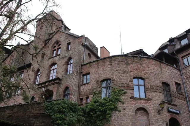 Burg Berwartstein – Ansicht des markanten Hauptbaus im winterlichen Dahner Felsenland. | Foto: Stephanie Wasem