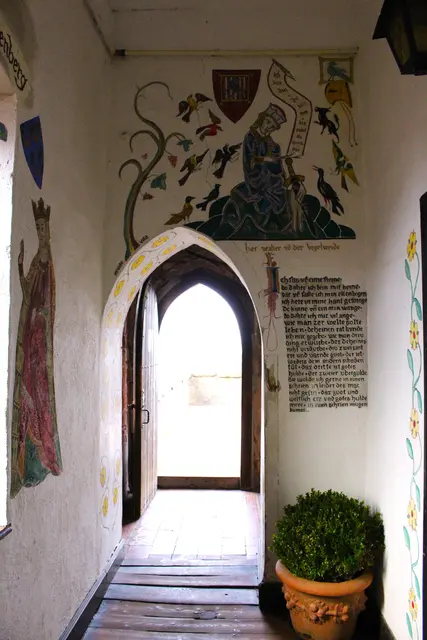 Ausgang zur oberen Burgterrasse mit Blick auf den Pfälzer Wald und die Vogesen. | Foto: Stephanie Wasem