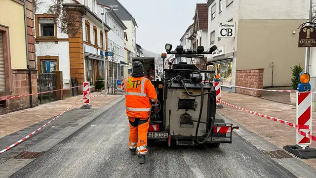 Finale Asphaltierung in der Kaiserstraße: Mit dem Aufbringen der Deckschicht endet der zweite Bauabschnitt der Großbaustelle. | Foto: Stadt Landstuhl