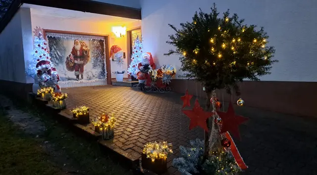 Weihnachtshaus in Siegelbach: Gerne bleiben Passanten davor stehen, um die Dekoration genau zu betrachten | Foto: Monika Klein