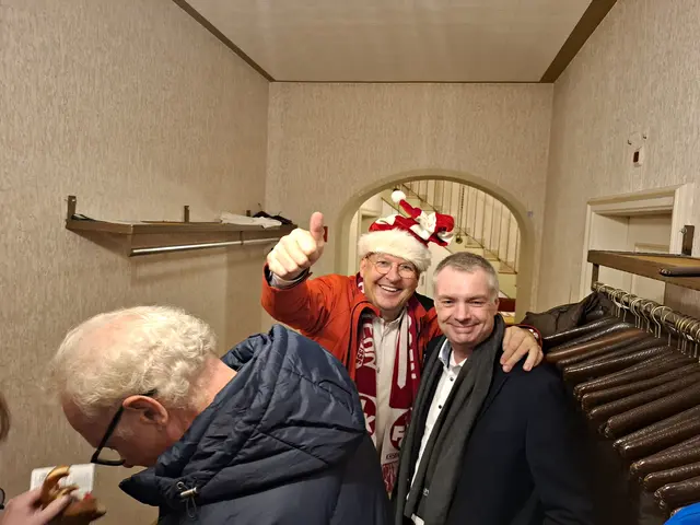 Christian Wahl mit Bürgermeister Andreas Poigneé, im Vordergrund Hans-Peter Briegel | Foto: Brigitte Melder