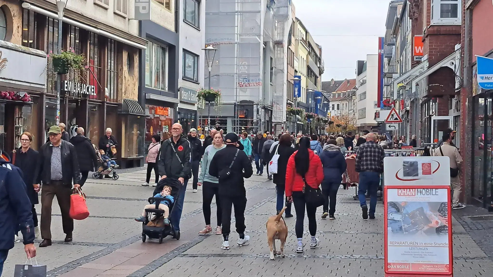 Dreister-Diebstahl-in-Innenstadt-Mann-raucht-klaut-und-uriniert-in-Umkleide