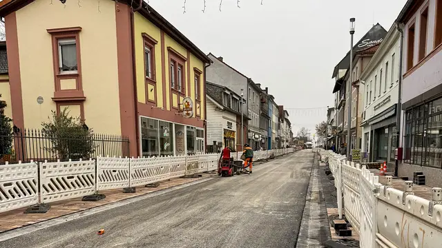 Fortschritt in der Kaiserstraße: Im zweiten Bauabschnitt werden die letzten Arbeitsschritte an der neuen Fahrbahn ausgeführt. | Foto: Stadt Landstuhl