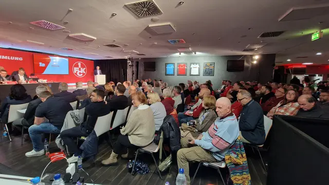 Insgesamt waren zu Beginn gut 1.000 Mitglieder persönlich oder online mit dabei | Foto: Ralf Vester