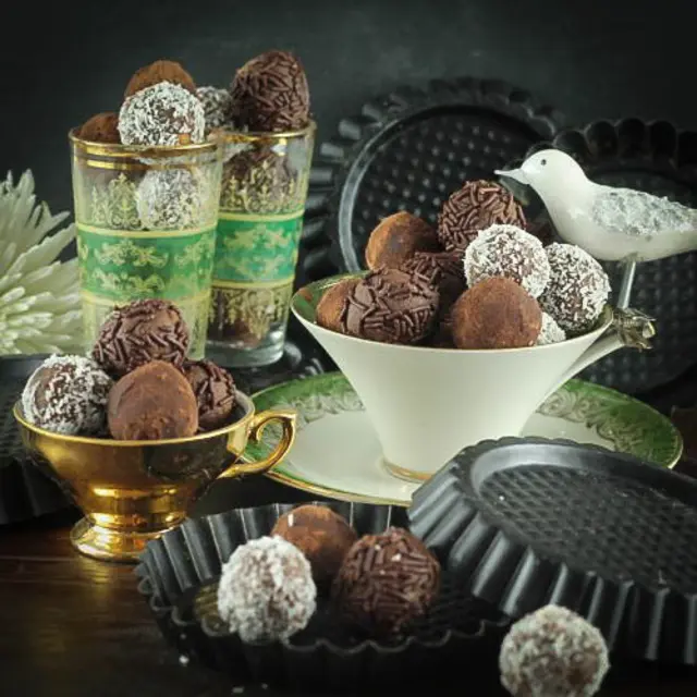 Rumkugeln machen sich toll auf dem Weihnachtsteller oder - schön verpackt - als kleine Aufmerksamkeit zu den Feiertagen | Foto: Cornelia Bauer