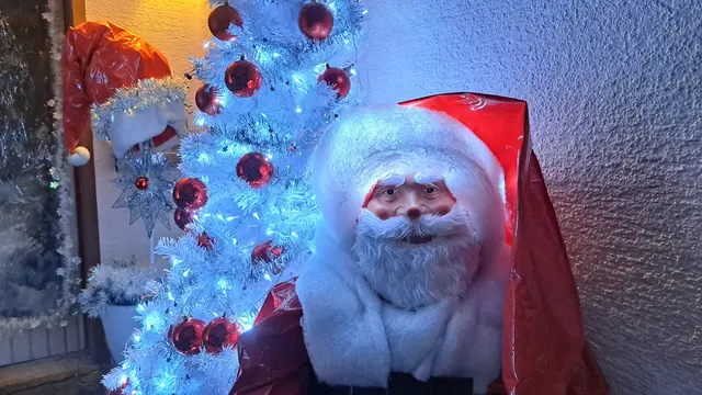 Lächelt freundlich: der Weihnachtsmann neben der Haustür | Foto: Monika Klein