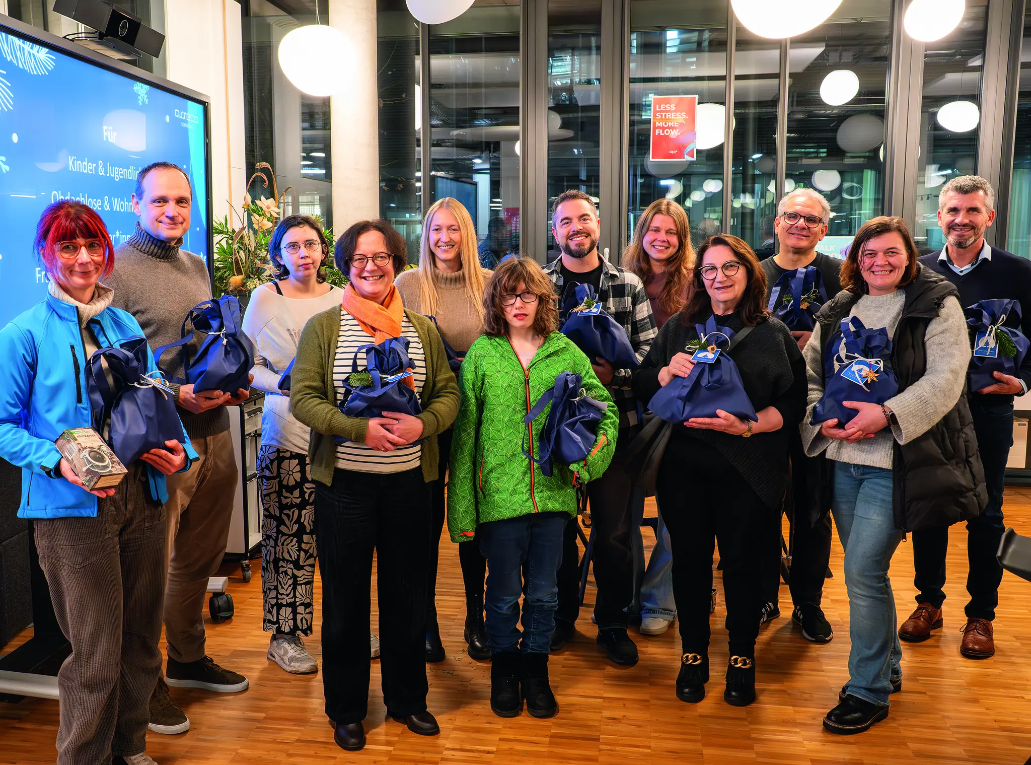 Asseco-Mitarbeitende-packen-500-Weihnachtsgeschenke-f-r-den-guten-Zweck