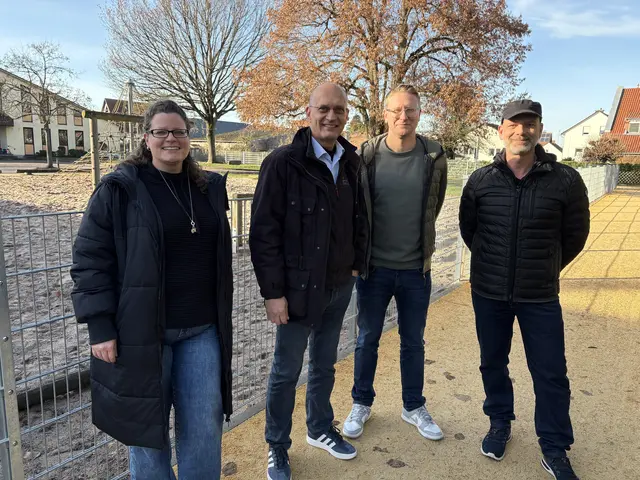 beim Vor-Ort-Termin - von links nach rechts: Ortsbürgermeisterin Sabrina Welker, Bürgermeister Karl Dieter Wünstel, Schulleiter Jochen Werling, Achim Stadter (Architekt) | Foto: VG Jockgrim/frei