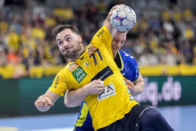 Dani Baijens  (hier umklammert von VfL-Spieler Kristjan Horzen) erzielte gegen Gummersbach sein 500. Bundesligator. | Foto: Zimmermann/PIX-Sportfotos