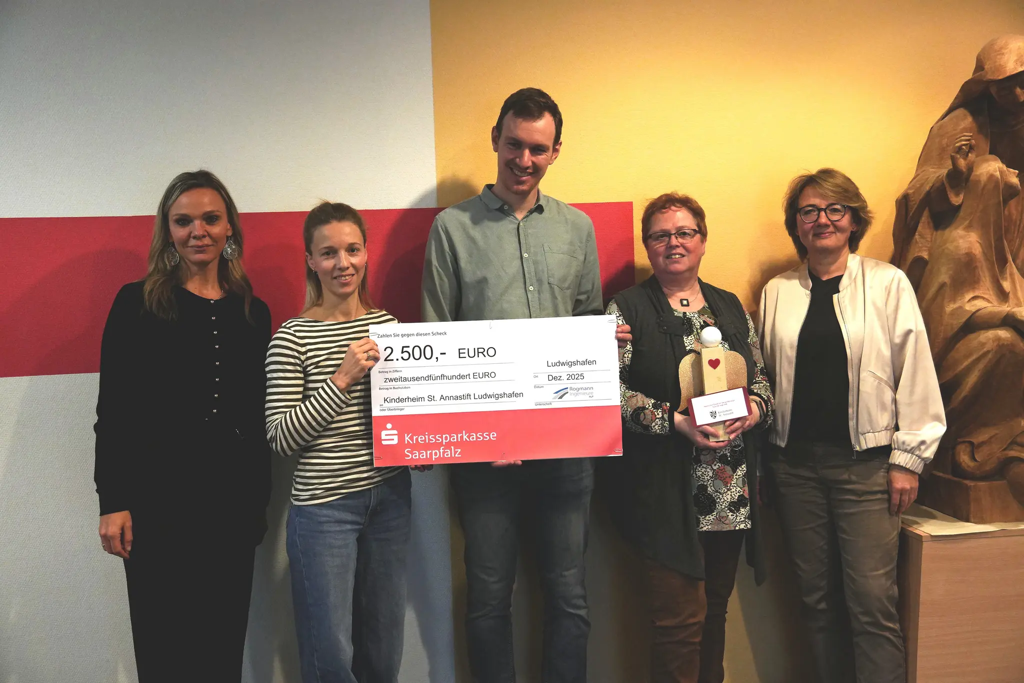 Rogmann-berwacht-Hochstra-enbau-und-spendet-2500-Euro-an-Kinderheim