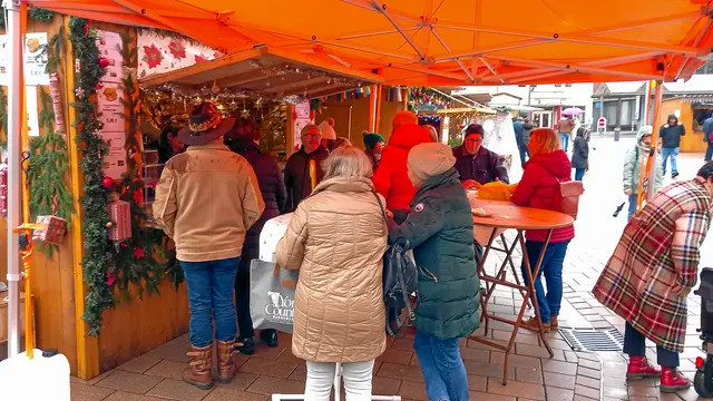 Gut besucht trotz Regen: Unter den Pavillons und an den Ständen herrschte auf dem Zweibrücker Weihnachtsmarkt reger Betrieb. | Foto: Norbert Scharf