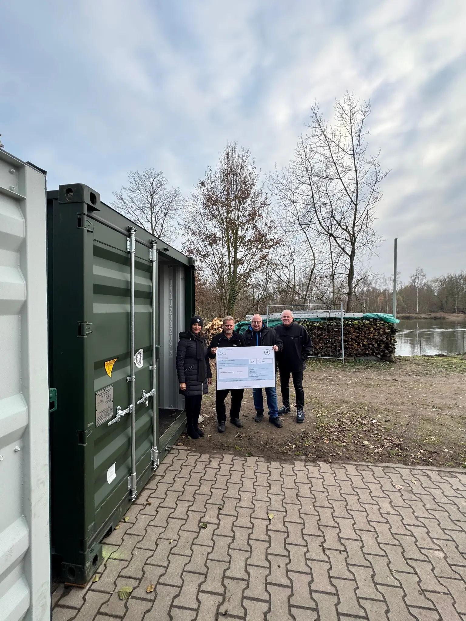 Spenden-bergabe-der-Fa-Mercedes-Benz-an-den-1-Fischerverein-Ha-loch
