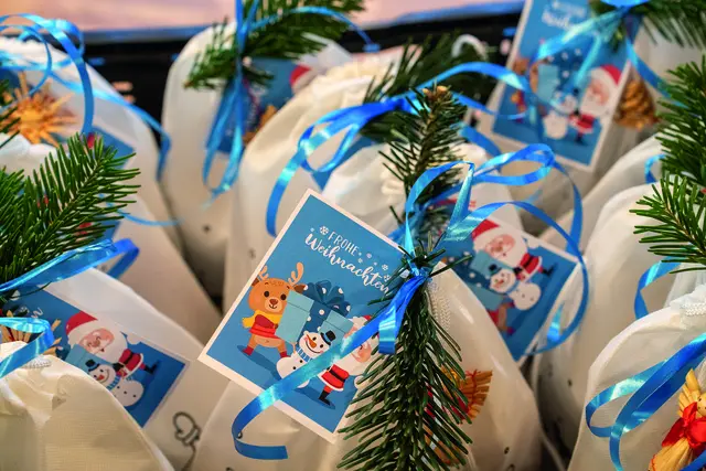 Für Kinder gibt es einen ausmalbaren Stoffbeutel und ein kleines, altersgerechtes Spielzeug. | Foto: Asseco Solutions