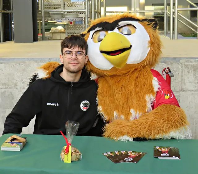 Matthias Johannes macht Bundesfreiwilligendienst und wurde vom Eulen-Maskottchen umarmt | Foto: Brigitte Melder