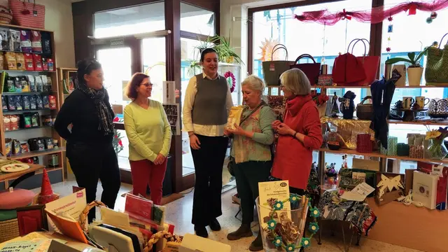 Spendenübergabe durch Mitgliederinnen des Weltladenteams an die Mitarbeiterin des Speyerer Frauenhauses | Foto: Weltladen Schifferstadt