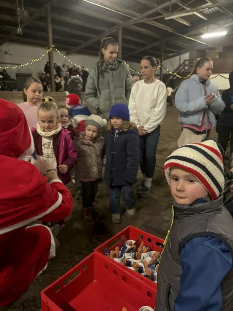 Ein besonderer Moment für die jüngsten Besucher war der Besuch des Nikolaus, der hoch zu Ross in die Reithalle Einzug hielt und kleine Geschenke verteilte | Foto: Julia Hoffmann/gratis