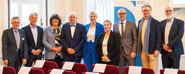Vorstand und Kuratorium: (von links) Hanspeter Gaal, Anton Schneider, Cornelia Petzold-Schick, Hans-Jörg Betz, Christina Manz, Daniela Schmid, Oberbürgermeister Sven Weigt, Norbert Grießhaber, Prof. Dr. Markus Stöckner | Foto: Bildungsstiftung