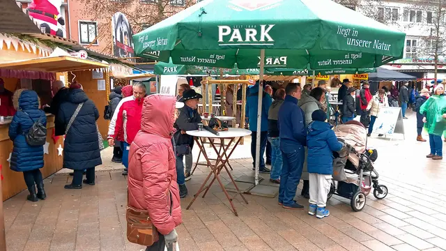 Der Zweibrücker Weihnachtsmarkt lockte bereits am ersten Adventswochenende zahlreiche Besucher auf den Alexanderplatz – trotz Regen. | Foto: Norbert Scharf