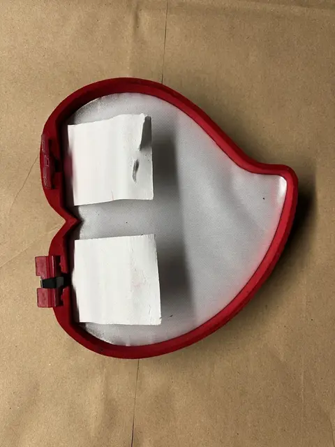 Ein Etui hat die Form eines Herzens und ist daher besonders auffällig | Foto: Polizeidirektion Pirmasens