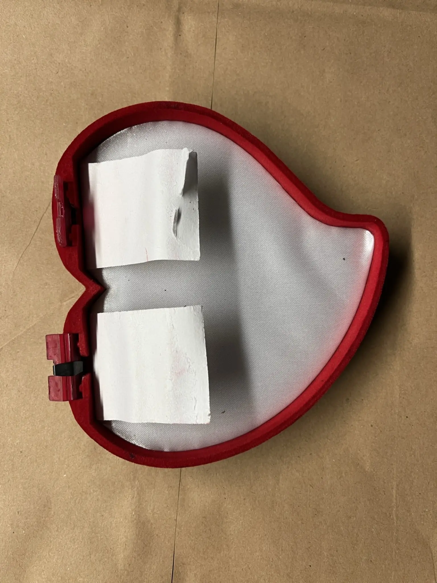 Spazierg-ngerin-findet-Schmuckschatullen-im-Geb-sch-Polizei-vermutet-Straftat