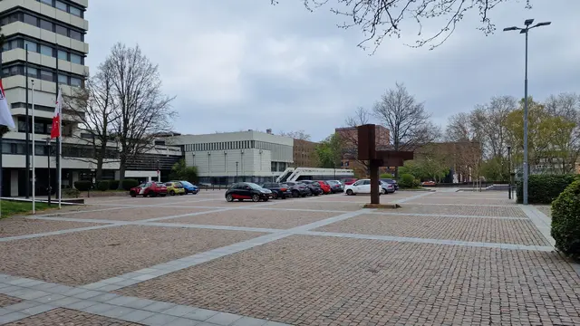 Am späten Samstagabend ist auf dem Willy-Brandt-Platz in Kaiserslautern eine 24-jährige Frau von einem Mann sexuell bedrängt worden | Foto: Ralf Vester
