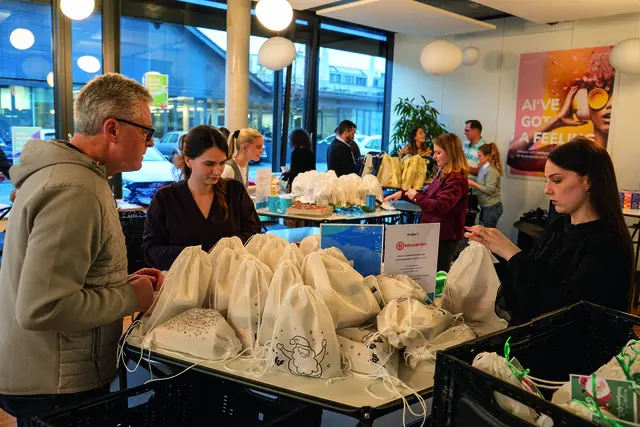 Gut 40 Asseco-Mitarbeitende halfen zum Packen der Weihnachtssäckchen zusammen. | Foto: Asseco Solutions