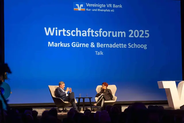 Markus Gürne im Talk mit Moderatorin Bernadette Schoog. | Foto: Vereinigte VR Bank Kur- und Rheinpfalz