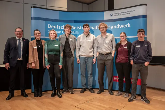 Kammerpräsident Klaus Hofmann und die Projektbeauftragte
in der Handwerkskammer, Bianka Stier (von links), zusammen mit den bei der
Feststunde in Wiesloch anwesenden, geehrten Ausbildungsbotschafterinnen
und Ausbildungsbotschaftern.
 | Foto: Foto May