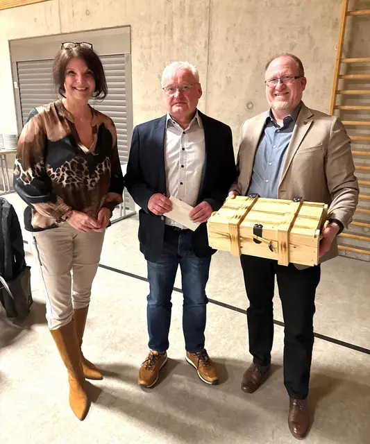 Von links: VG Bürgermeisterin Sabine Wienpahl, Klaus Hartmüller und der Erste Beigeordnete Franz Röss | Foto: Pressestelle VG Kirchheimbolanden