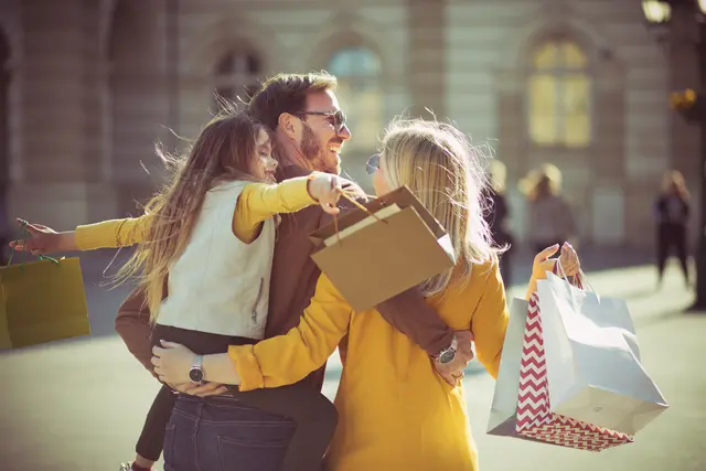 Viermal in 2026 geht an einem Sonntag in Bad Dürkheim  Shopping in der Innenstadt. | Foto: liderina/stock.adobe.com