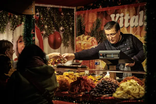 Auch genießen kann man auf dem Baden-Badener Christkindelsmarkt | Foto: Paul Needham