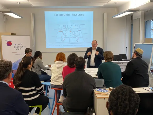 Prof. Michael Graef gibt mit Marcel Mayer vom Startup-Center der Hochschule Worms praktische Einblicke zum erfolgreichen Einstieg in die Gründung.  | Foto: Marcel Mayer